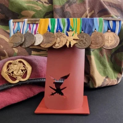 Zijn medailles op de medaillehouder 11e Luchtmobiele Brigade, met daarnaast zijn gedragen rode baret van veteraan Jan, de initiatiefnemer
